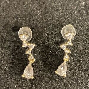 💥$10 or 3 for $15 💥 Gold Tone and Silver Crystal Drop Earrings